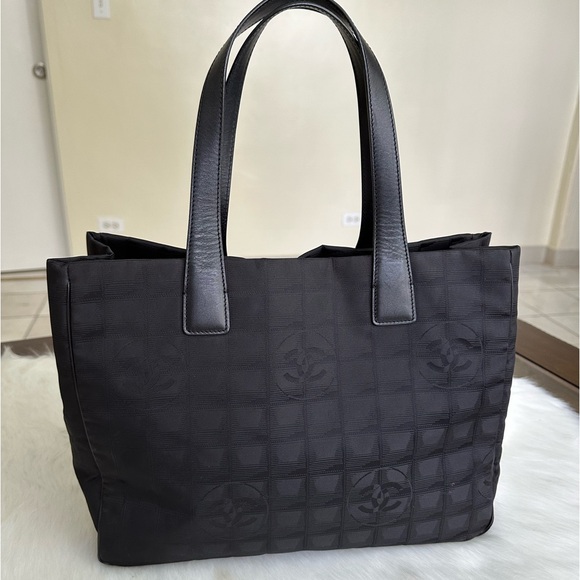 SOLD Travel Line Tote bag - Picture 3 of 17